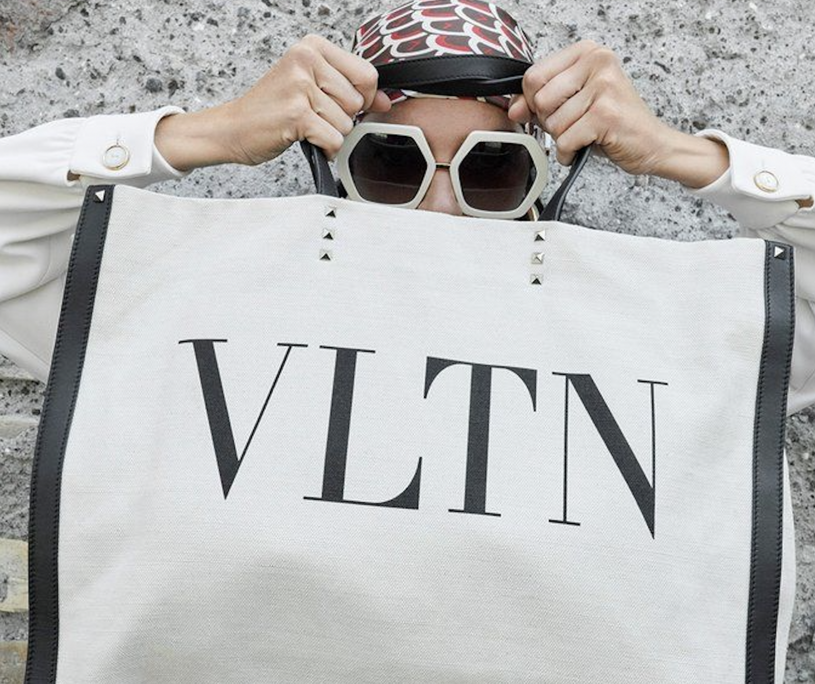 Closely. Реклама Maison Valentino. VLTN реклама. Valentino Garavani кофта белая с надписью.