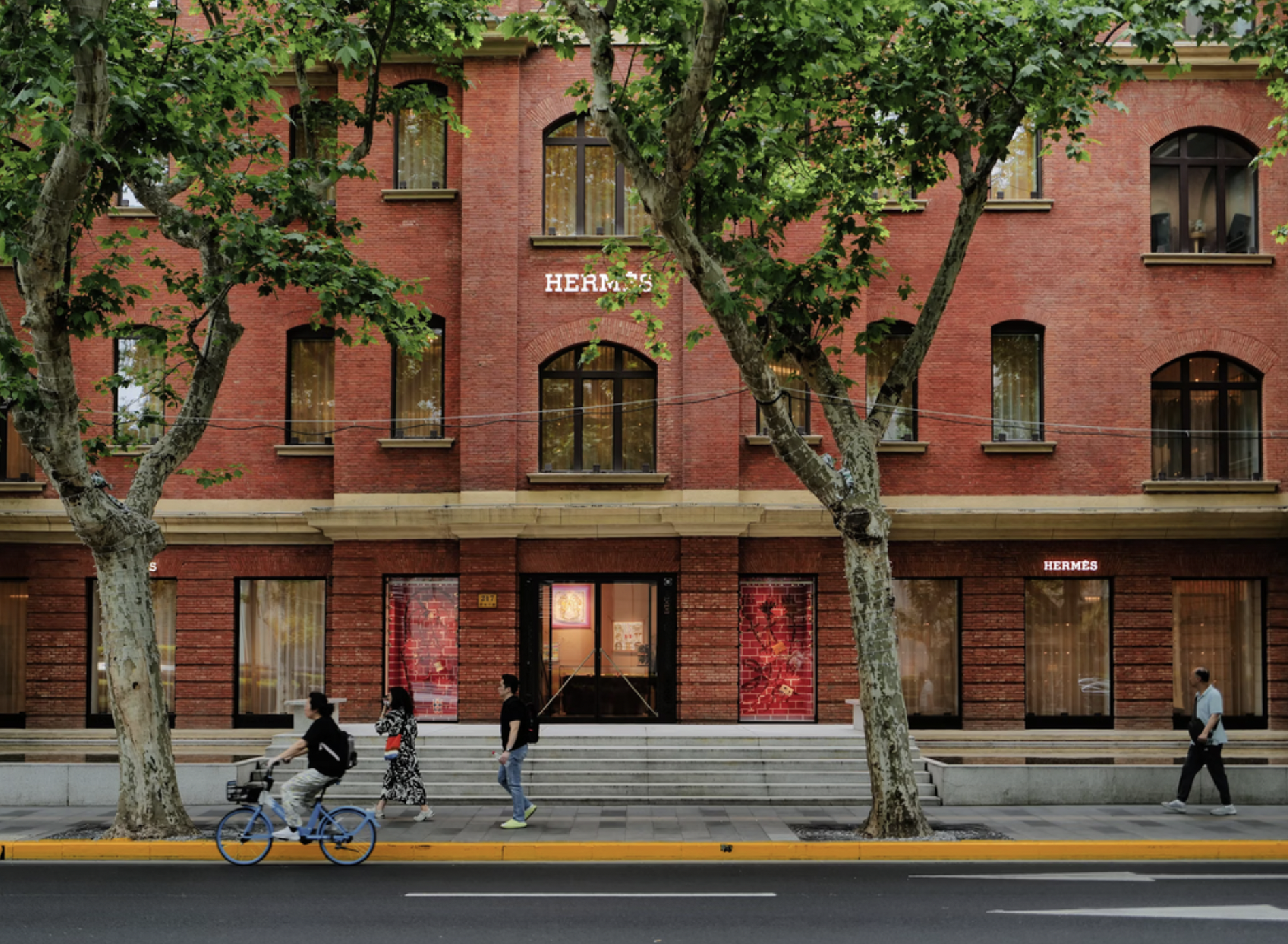 Hermès Heir Pulls LVMH’s Bernard Arnault into €14B Fight Over Missing Shares